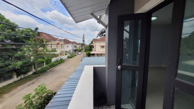 ขายบ้านปิยวรารมย์  รีโนเวทใหม่หมด ใกล้รถไฟสายสีม่วง ใกล้เซ็นทรัลเวสต์เกต บรรยากาศดี สงบมาก ปลอดภัย ถูกสุดในโครงการ กู้ฟรี โอนฟรี นนทบุรี